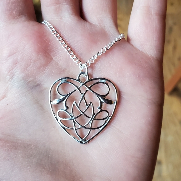 NWOT Silver Celtic Knot Heart Necklace - Picture 2 of 9